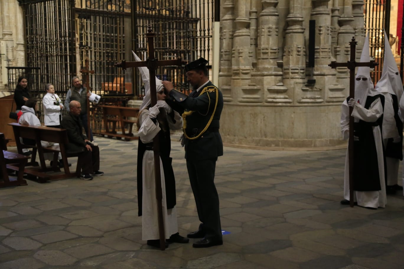 La Hermandad del Vía Crucis acerca la fe a los enfermos del Hospital de la Santísima Trinidad