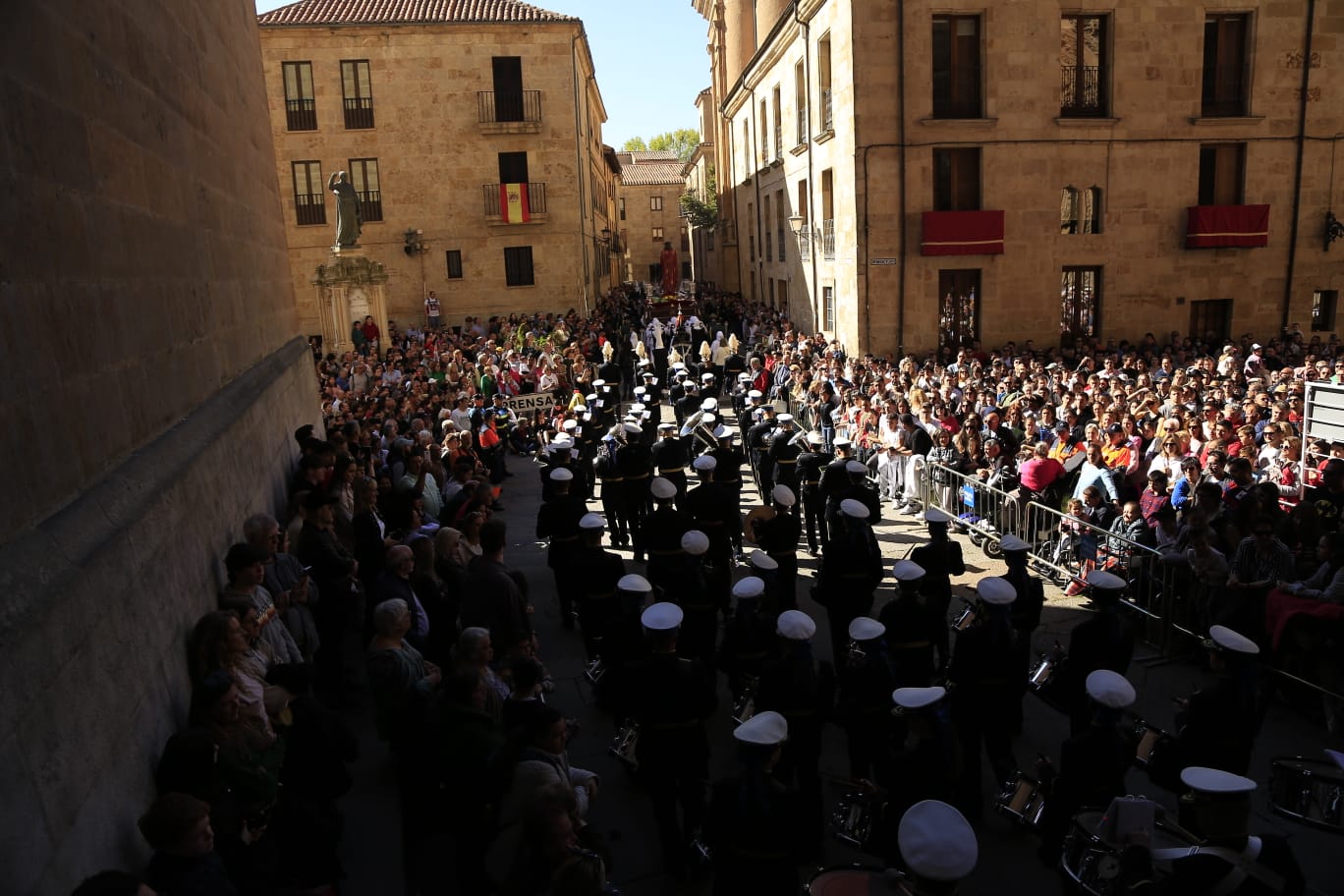 La Hermandad del Vía Crucis acerca la fe a los enfermos del Hospital de la Santísima Trinidad