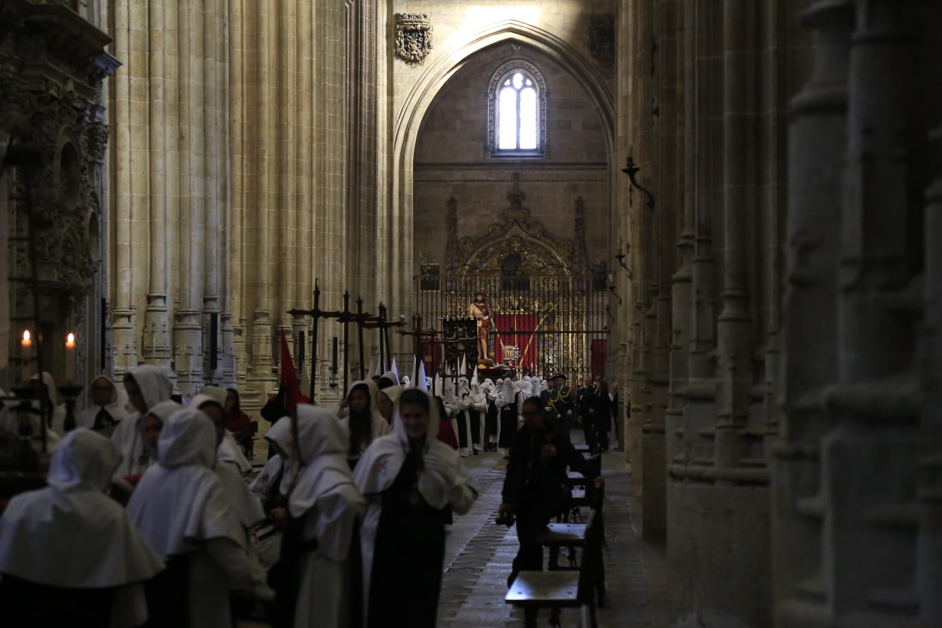 La Hermandad del Vía Crucis acerca la fe a los enfermos del Hospital de la Santísima Trinidad