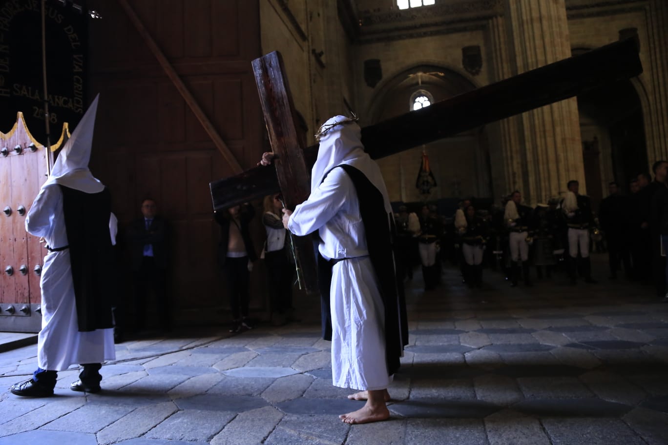La Hermandad del Vía Crucis acerca la fe a los enfermos del Hospital de la Santísima Trinidad
