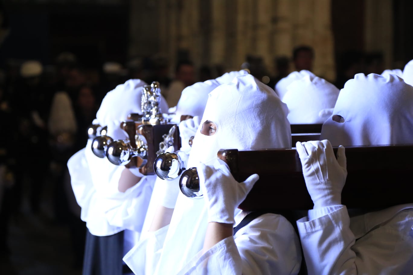La Hermandad del Vía Crucis acerca la fe a los enfermos del Hospital de la Santísima Trinidad