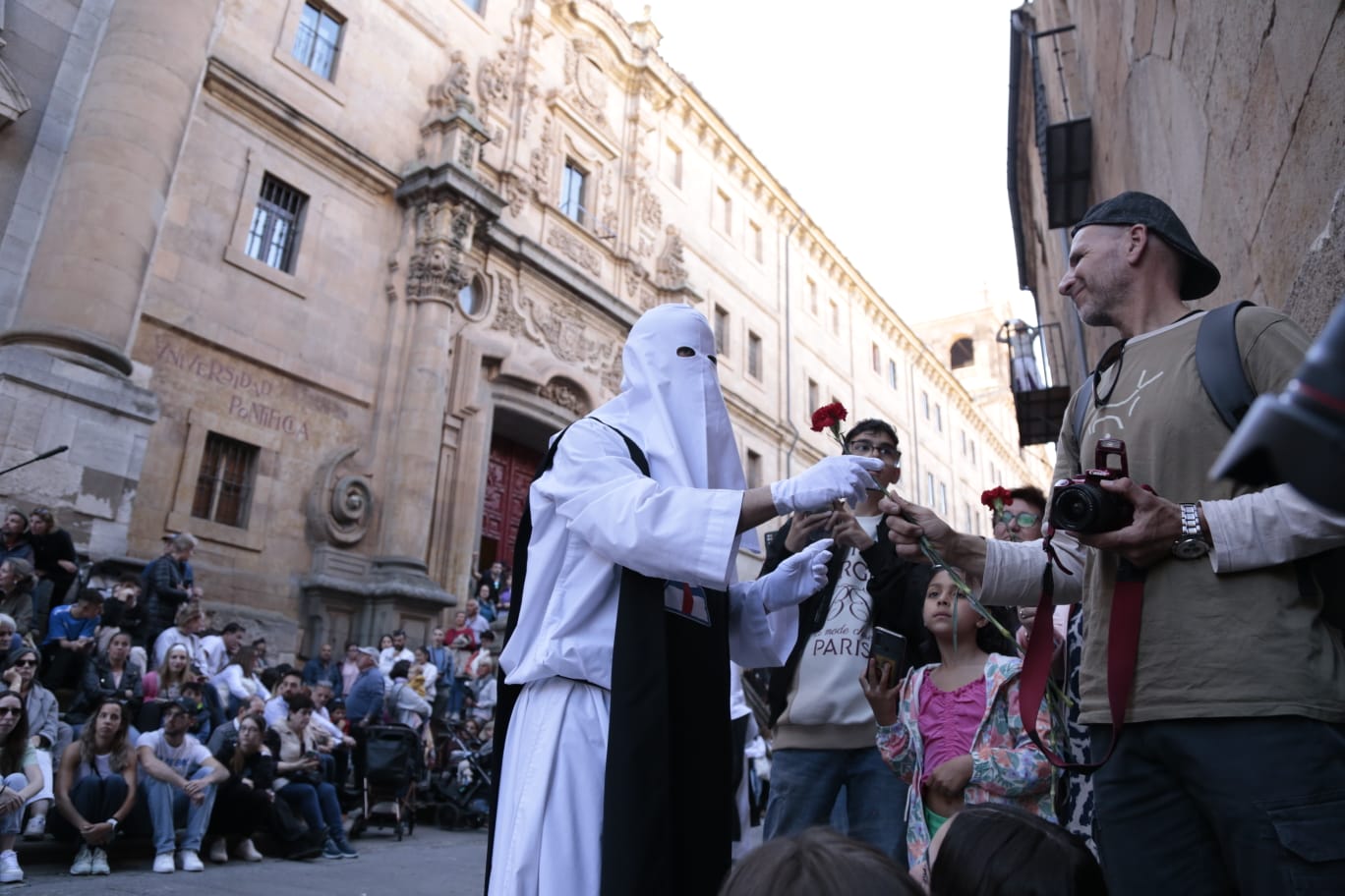 La Hermandad del Vía Crucis acerca la fe a los enfermos del Hospital de la Santísima Trinidad