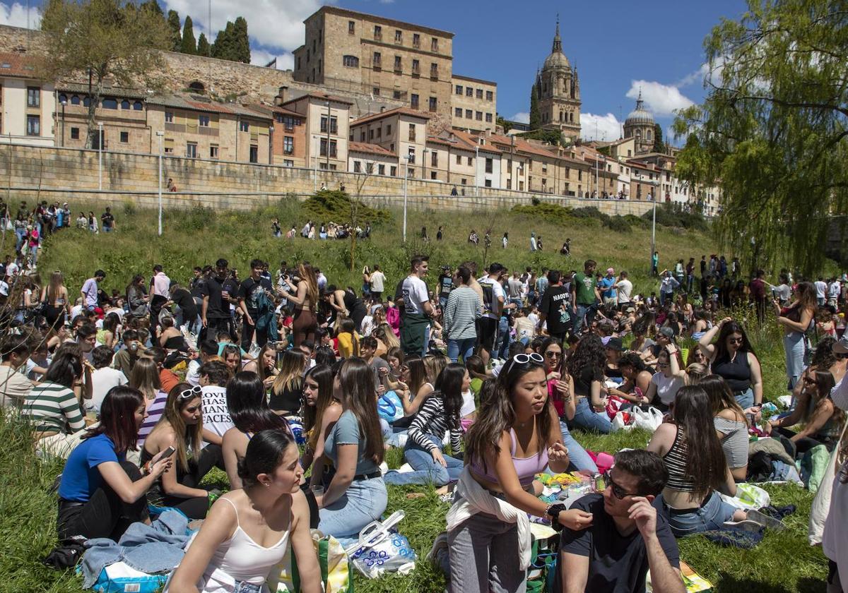 Jóvenes en los entornos del Puente Romano en el último Lunes de Aguas.