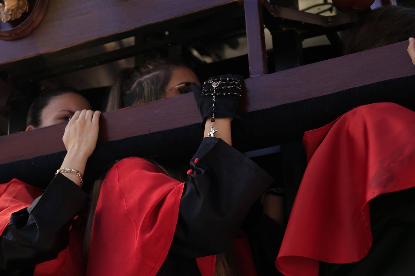 La Hermandad del Silencio recorre Salamanca en un multitudinario Sábado Santo