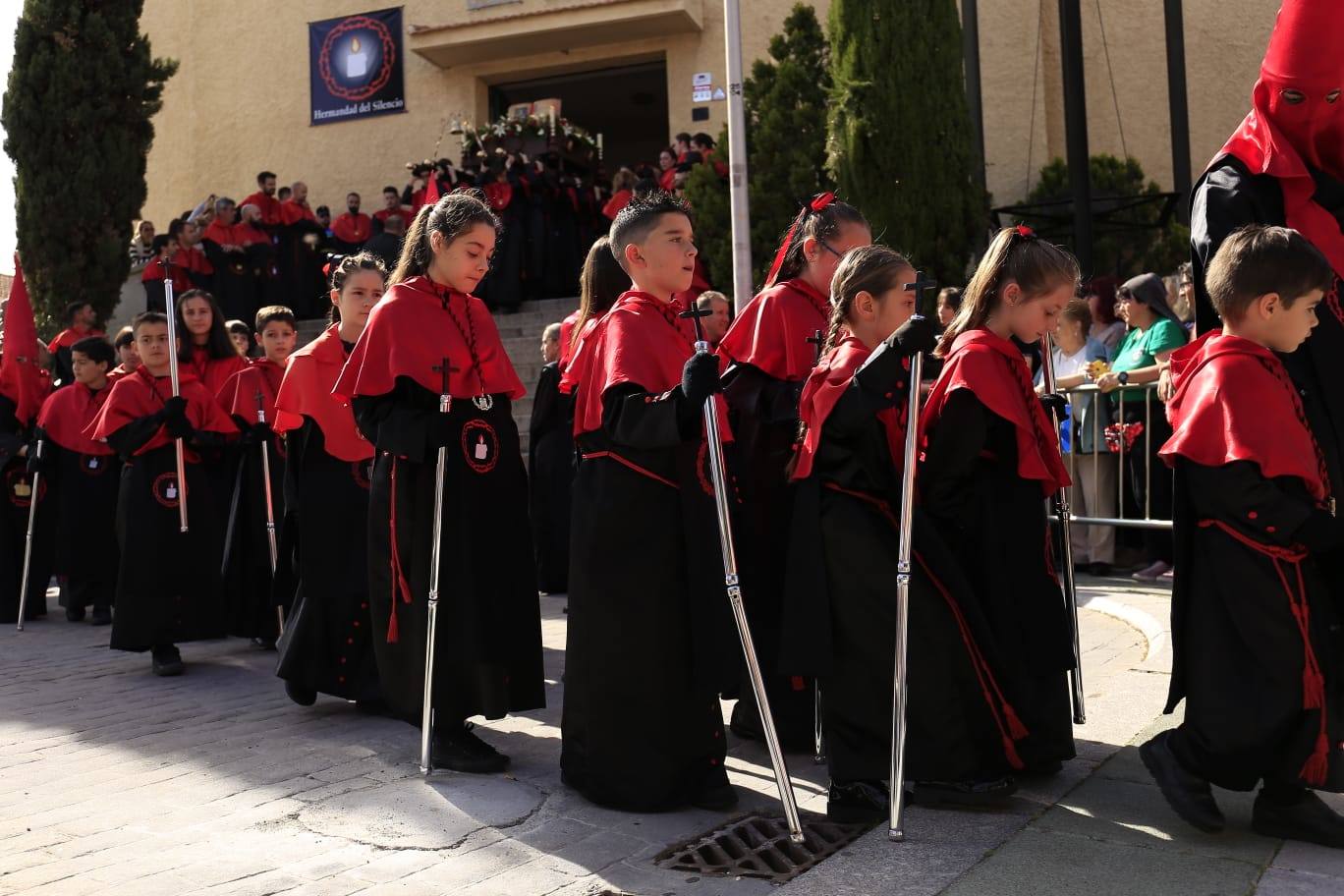 La Hermandad del Silencio recorre Salamanca en un multitudinario Sábado Santo