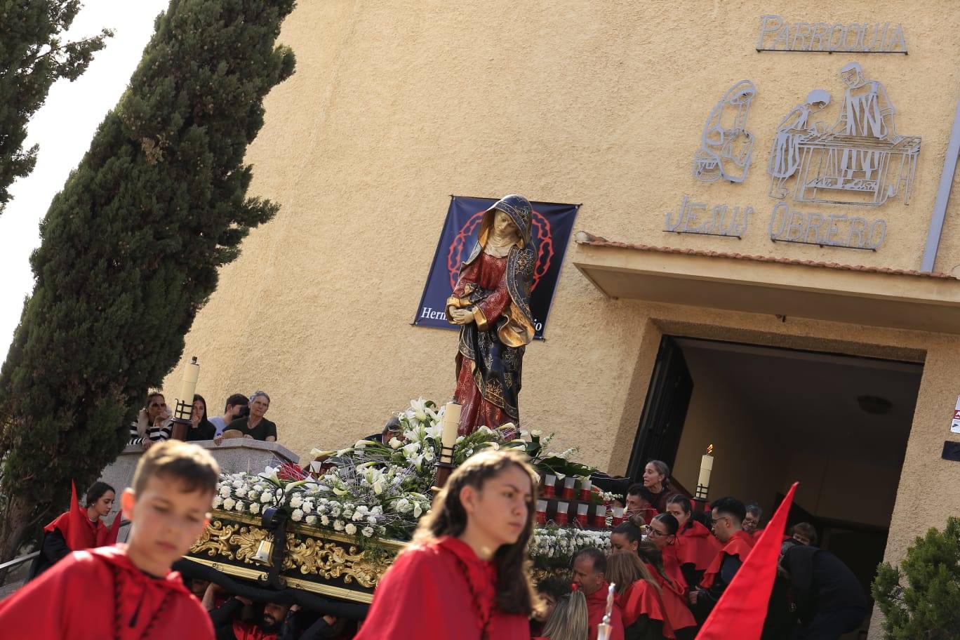 La Hermandad del Silencio recorre Salamanca en un multitudinario Sábado Santo