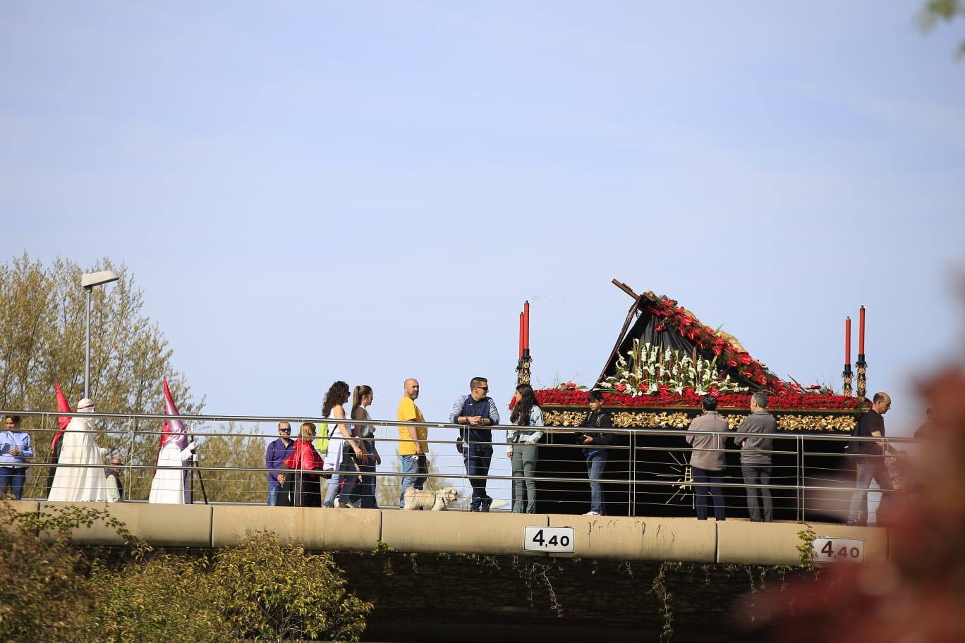 La Hermandad del Silencio recorre Salamanca en un multitudinario Sábado Santo
