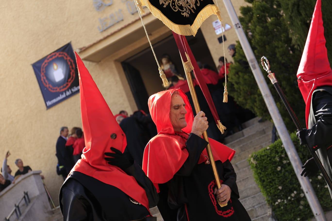 La Hermandad del Silencio recorre Salamanca en un multitudinario Sábado Santo