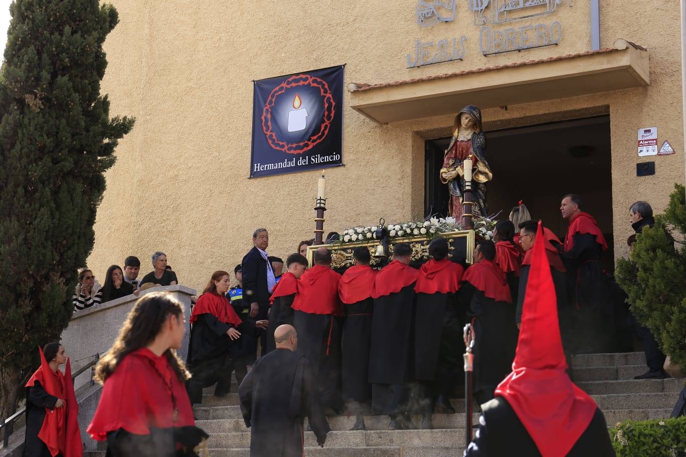 La Hermandad del Silencio recorre Salamanca en un multitudinario Sábado Santo