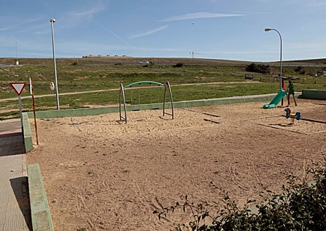 Imagen secundaria 1 - Tuberías viejas, parques fantasma y aceras que suspenden en accesibilidad forman parte de la fisonomía de este barrio que los vecinos sienten abandonado.