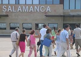 Turistas, a su llegada al aeropuerto de Salamanca.