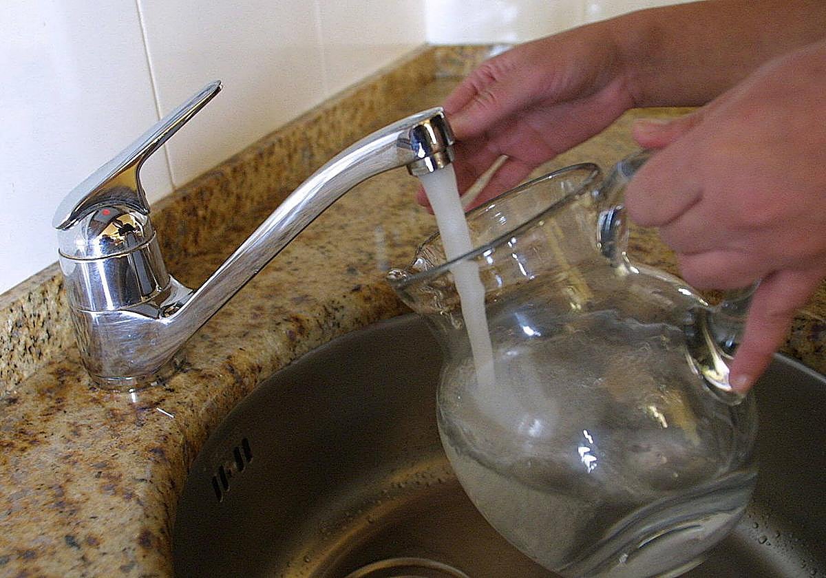 Un usuario rellena de agua una jarra.