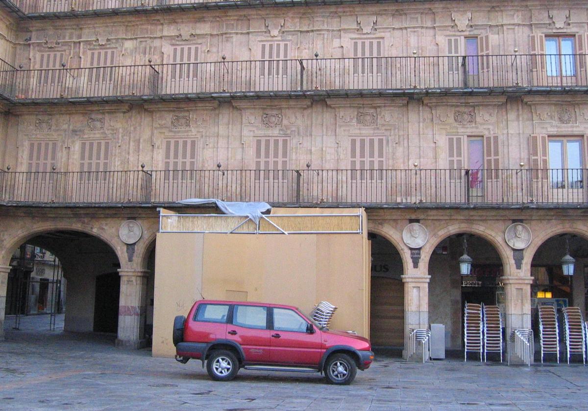 Andamio instalado para la talla de uno de los medallones.