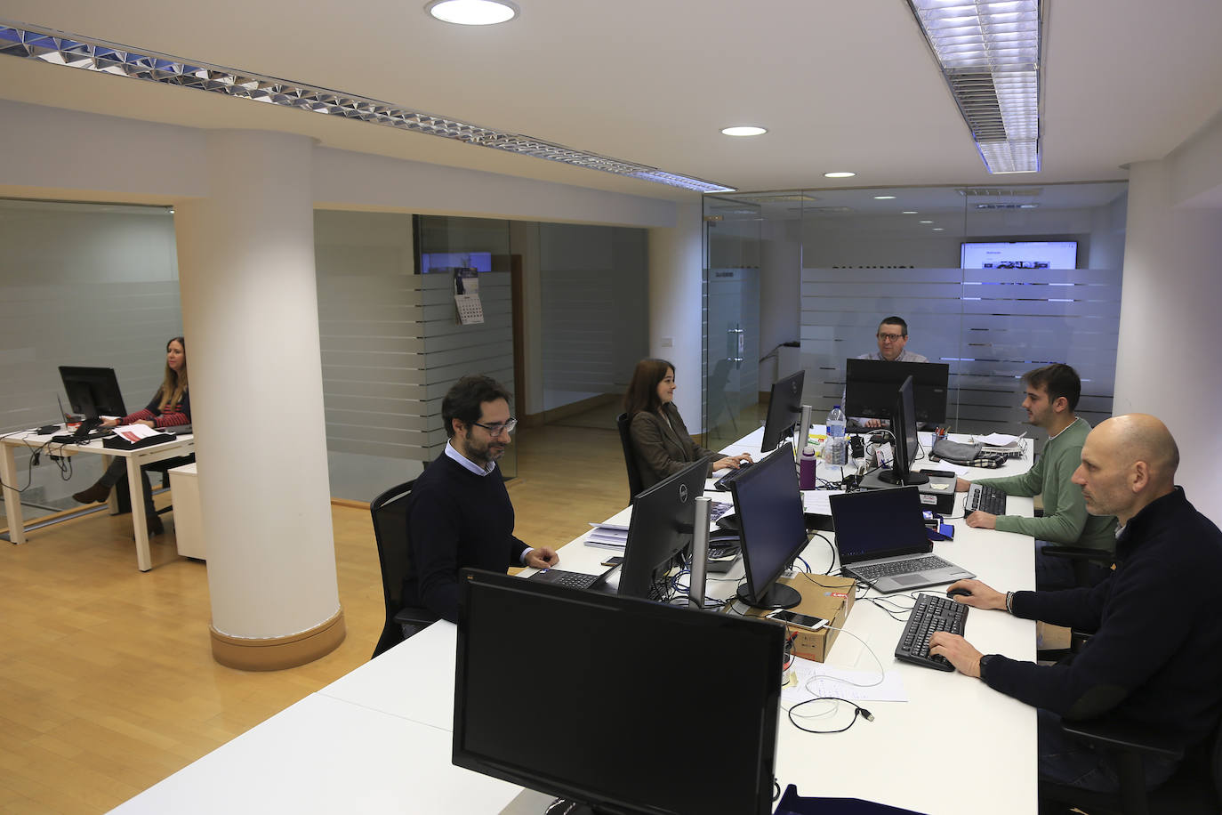 Los redactores de Salamancahoy en la oficina del periódico.
