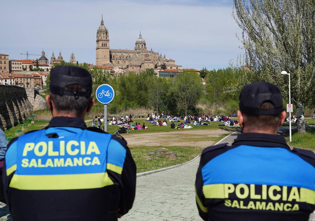 Dos agentes de Policía Local, durante un Lunes de Aguas en Salamanca.