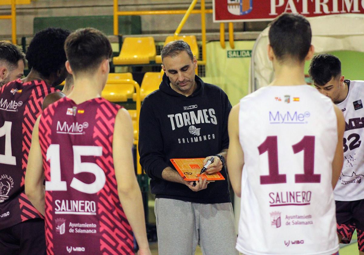 Óscar Núñez, durante un entrenamiento del LEB Plata esta temporada