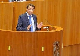 El procurador socialista por Salamanca, Fernando Pablos, en la sesión plenaria de las Cortes.