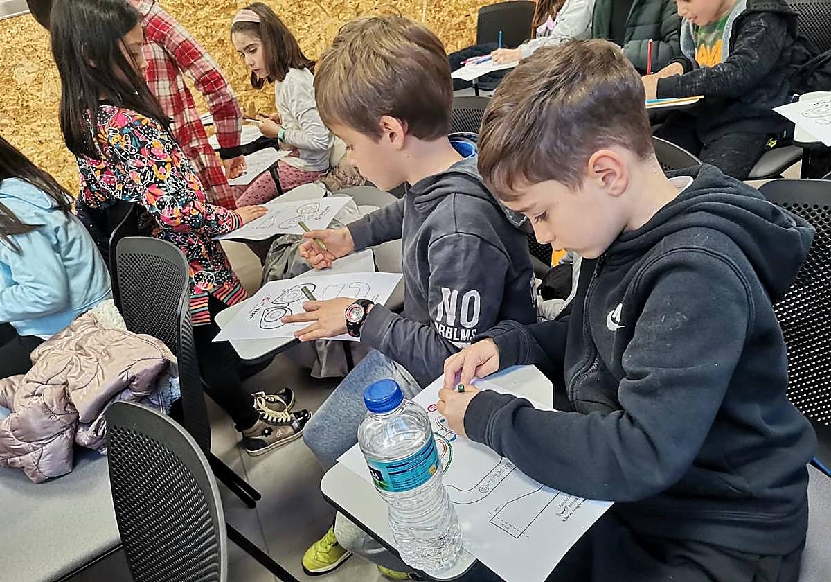 Unos niños de Carbajosa participan en una actividad cultural.