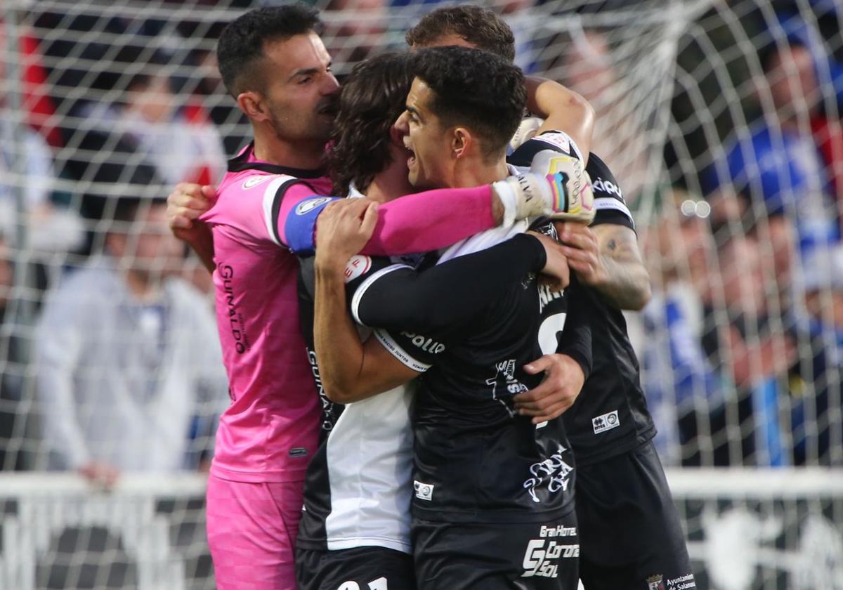 Varios jugadores de Unionistas celebran la victoria ante el Deportivo de La Coruña.