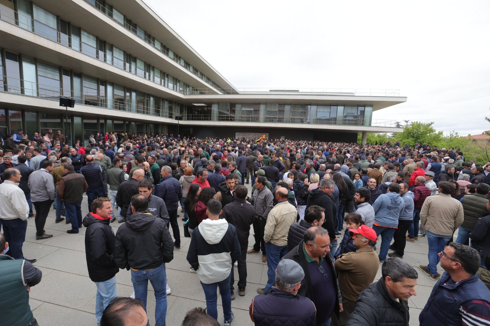 Manifestación de ganaderos frente a la sede de la Junta en Salamanca