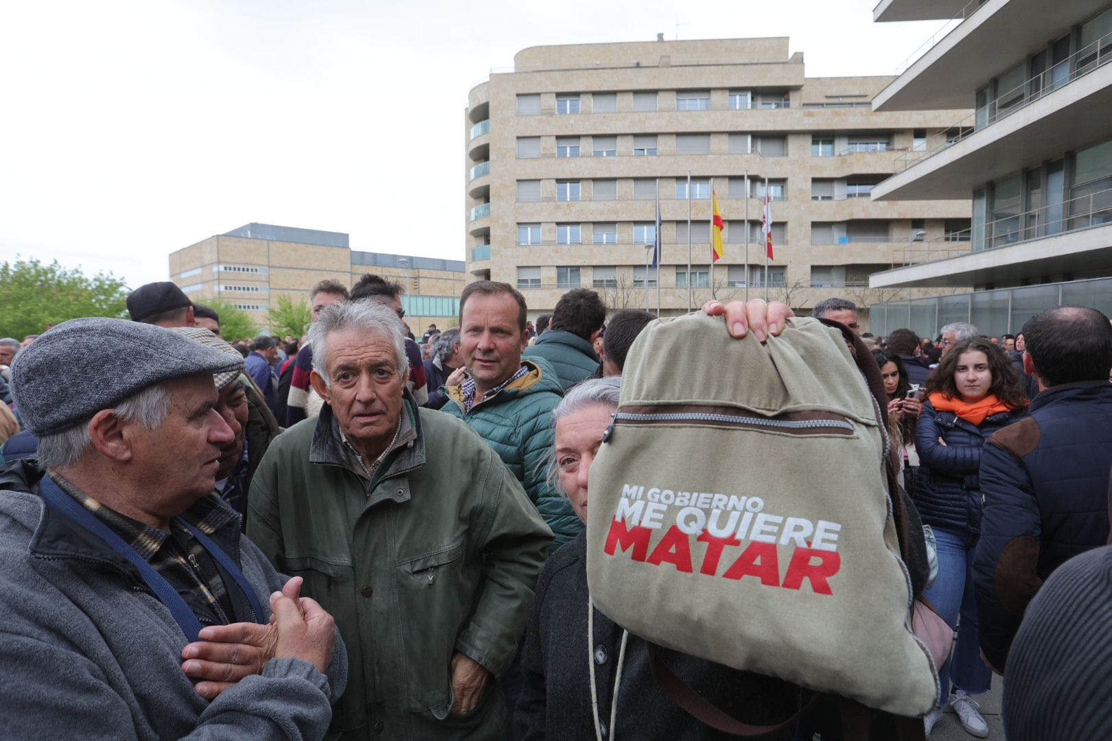 Manifestación de ganaderos frente a la sede de la Junta en Salamanca