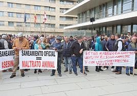 Manifestación de ganaderos frente a la sede de la Junta en Salamanca.