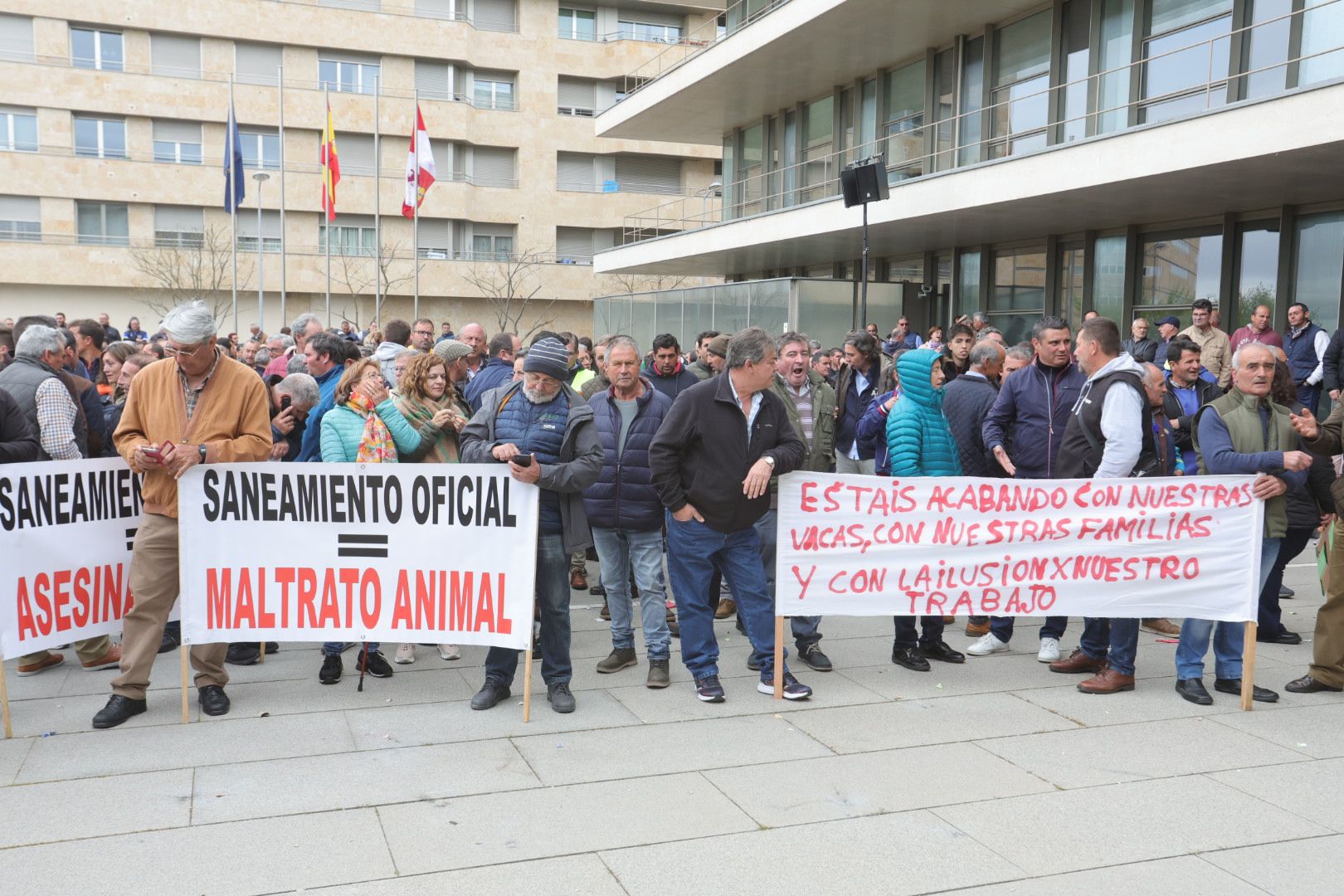 Manifestación de ganaderos frente a la sede de la Junta en Salamanca