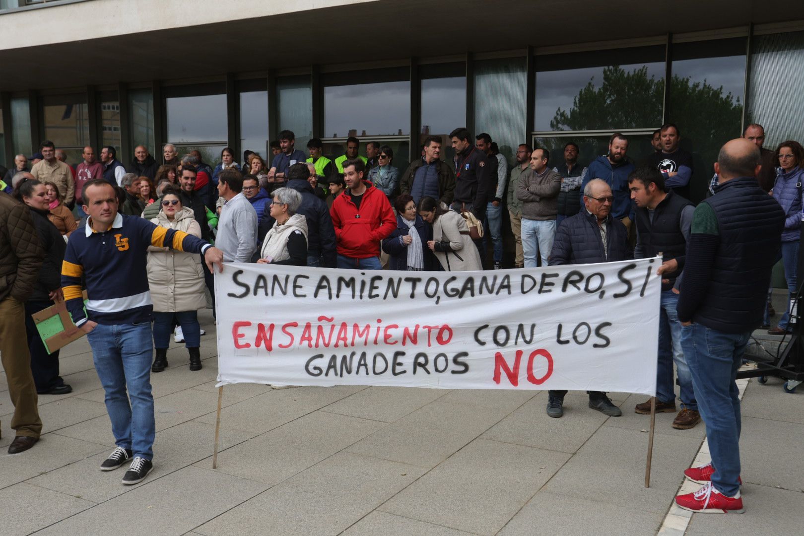 Manifestación de ganaderos frente a la sede de la Junta en Salamanca