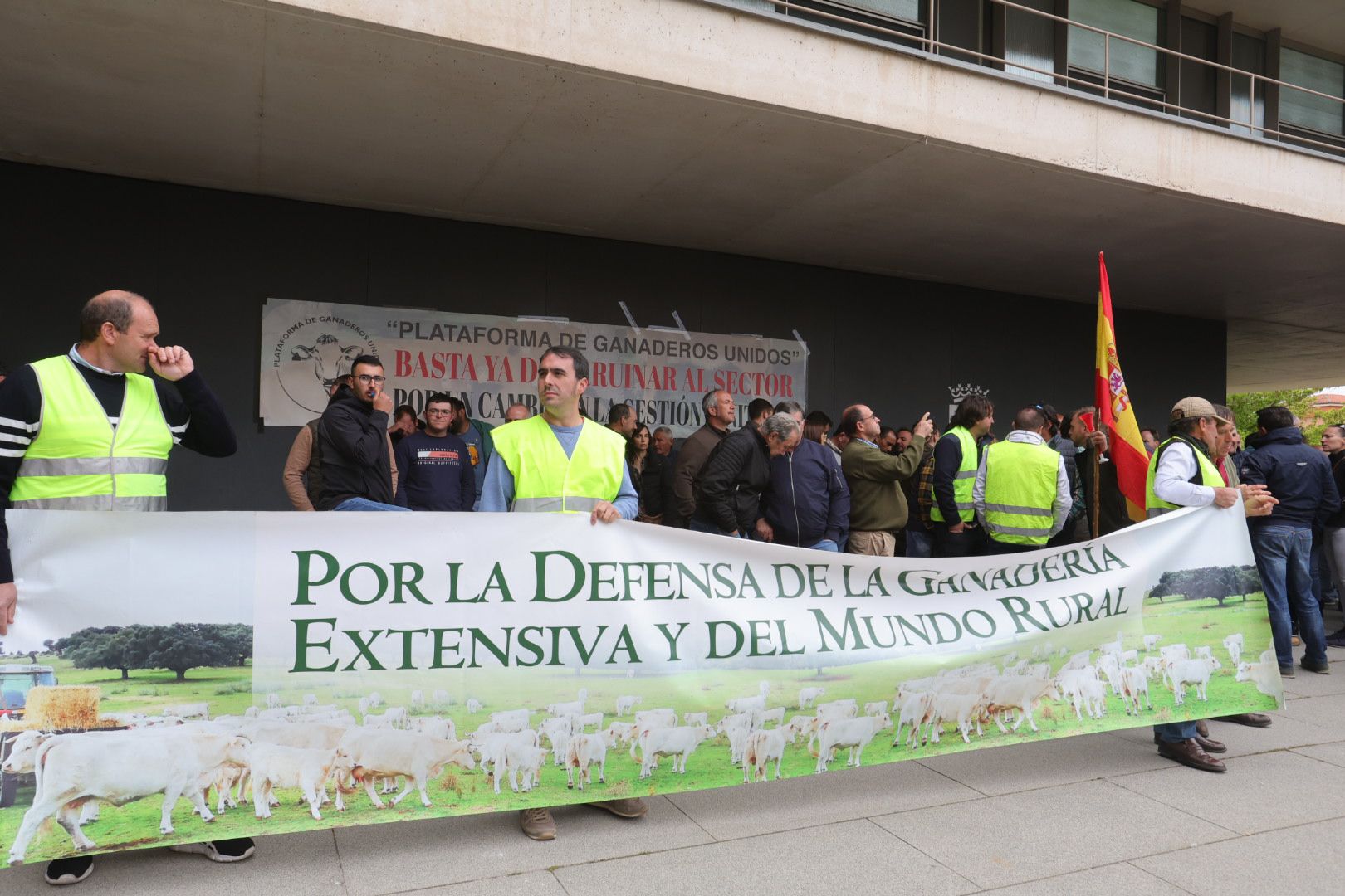 Manifestación de ganaderos frente a la sede de la Junta en Salamanca