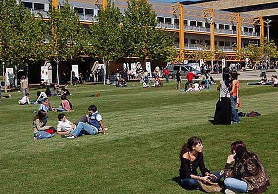 Jovenes estudiantes en el Campus Unamuno de la Universidad de Salamanca.