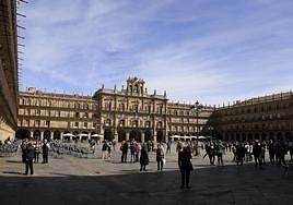 La Plaza Mayor de Salamanca con el cielo despejado.