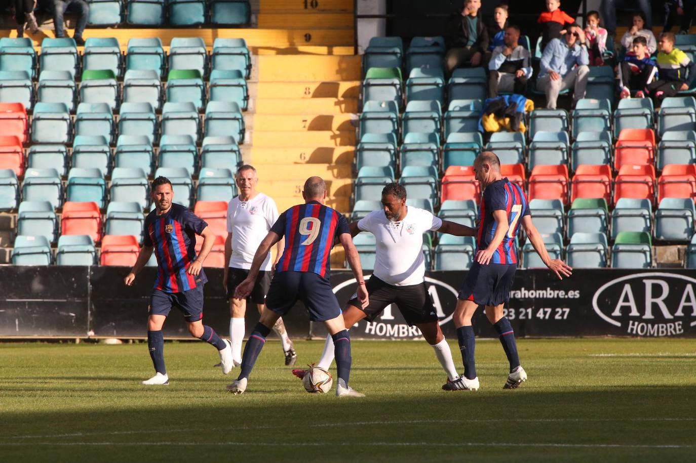 Partido entre veteranos de la UDS y el FC Barcelona por el centenario