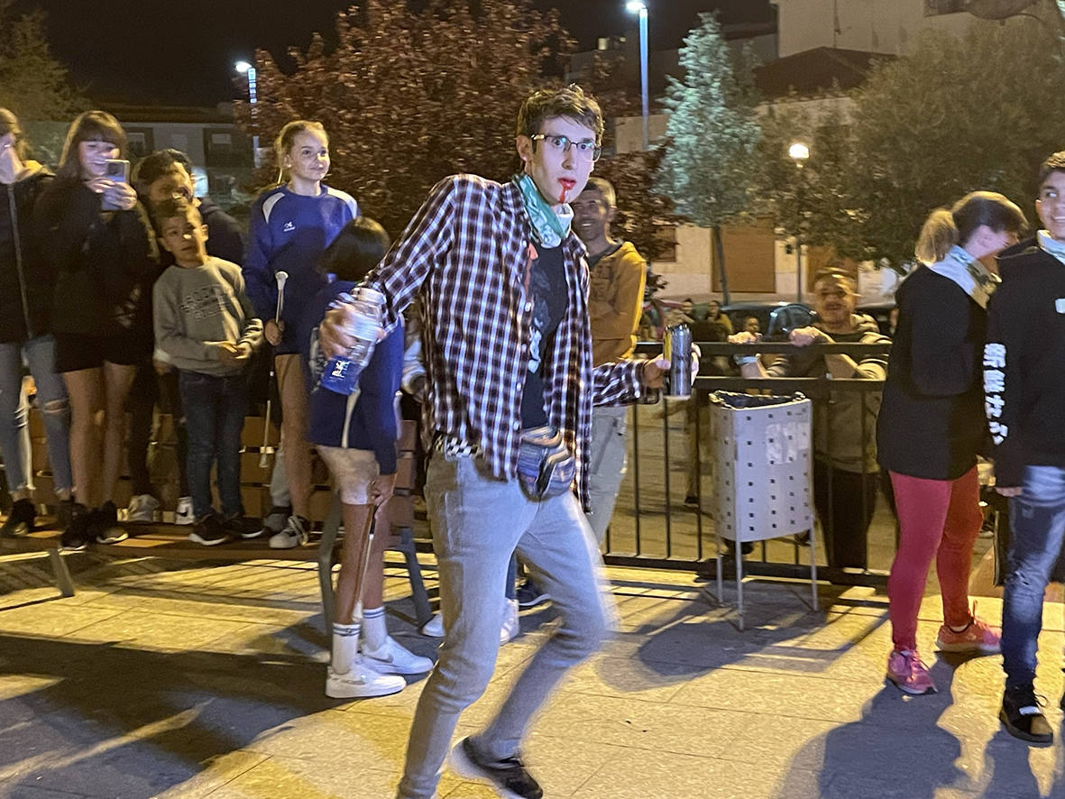 Más de 300 jóvenes participan en el juego de rol Survival Zombie en Carbajosa