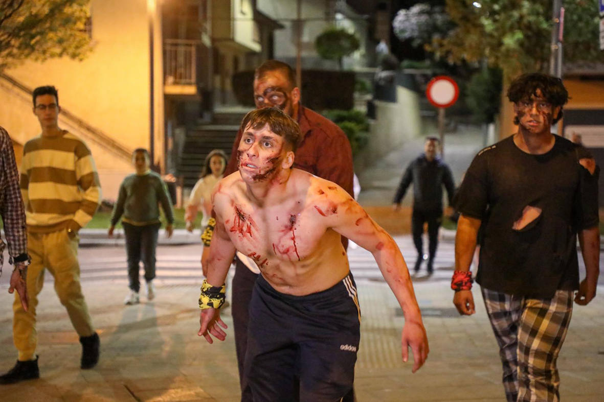 Más de 300 jóvenes participan en el juego de rol Survival Zombie en Carbajosa