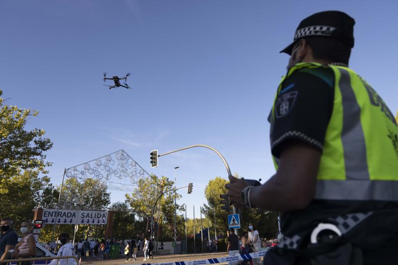 Un policía local maneja un dron.