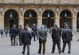 Varios mayores pasean en la Plaza Mayor de Salamanca.
