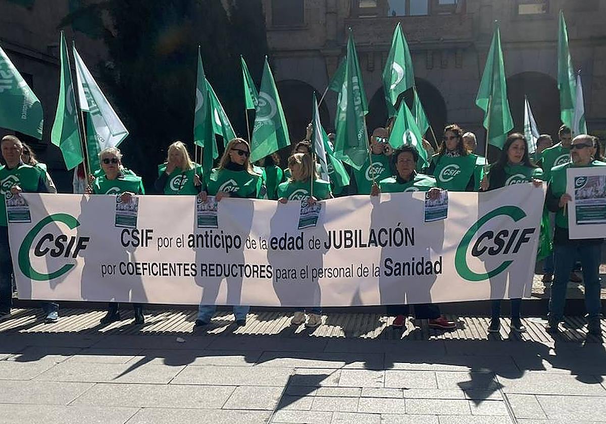 Concentración de CSIF frente a la subdelegación del Gobiermo en Salamanca por la jubilación anticipada por coeficiente reductor para los trabajadores de la Sanidad.