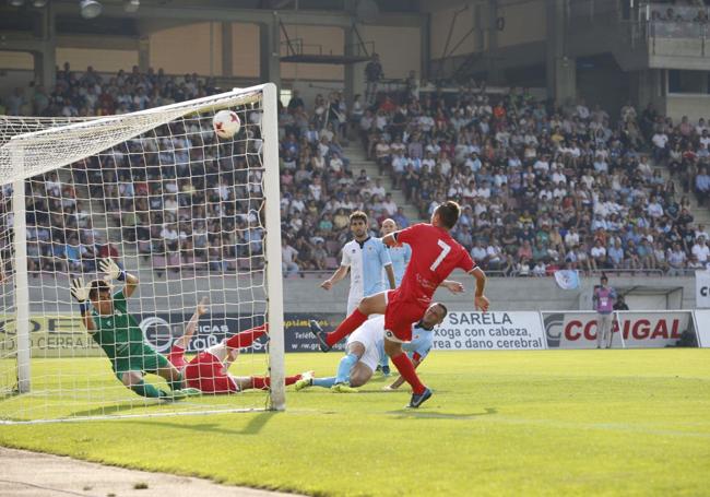 Garban anotando el gol que dio el ascenso a por aquel entonces Salmantino en Compostela.