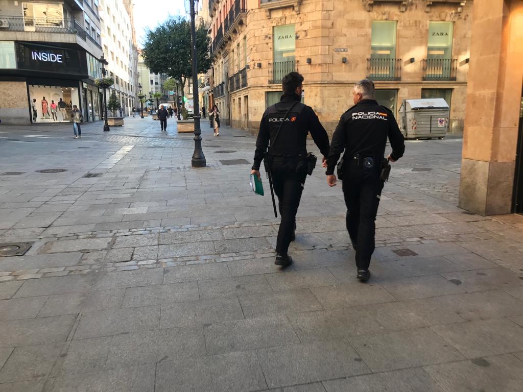 Dos agentes de la Policía Nacional por Salamanca.