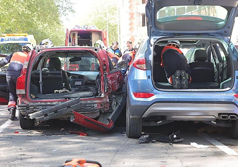Los bomberos y la Policía Local interviene en el lugar del accidente.