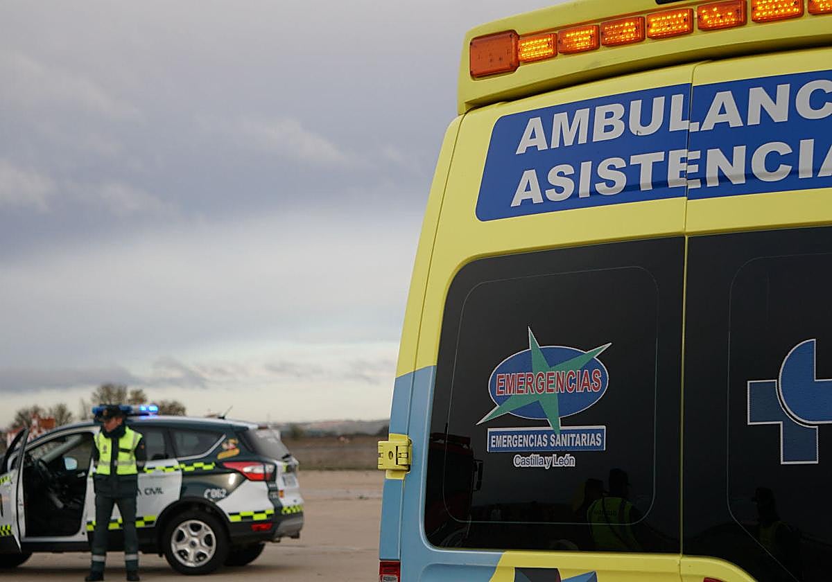 Imagen de archivo de un vehículo de la Guardia Civil junto a una ambulancia del 112.