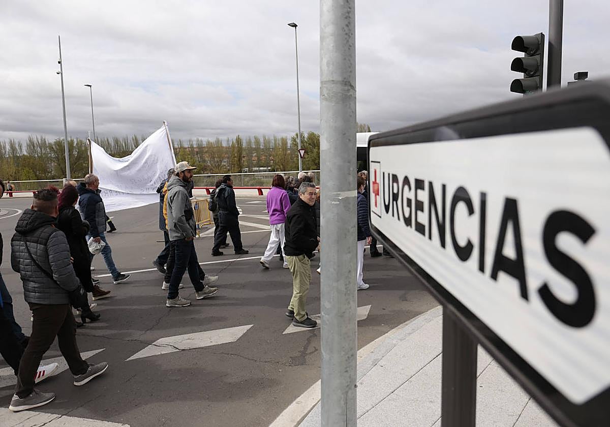 Una concentración de trabajadores del hospital de Salamanca junto al centro médico.