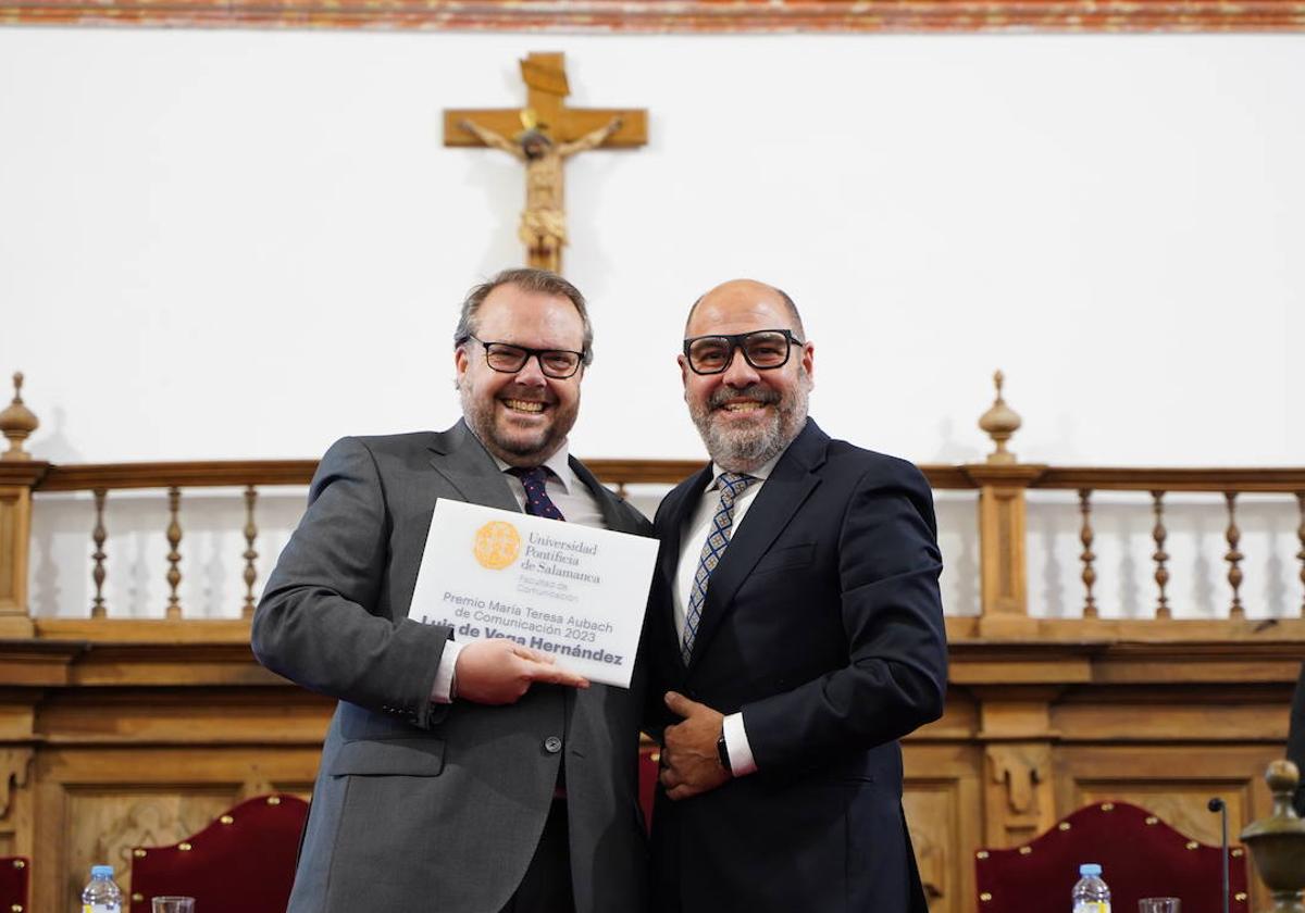 Luis de Vega muestra el diploma tras recibirlo del decano de Comunicación.