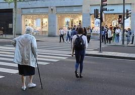 En rojo, fuera del paso de peatones y en una gran avenida... y con bastón.