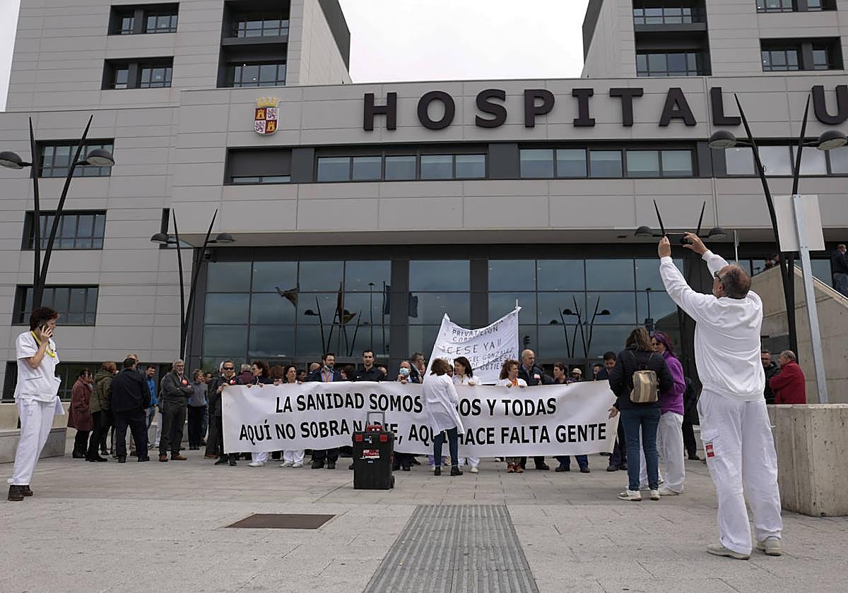 Una reciente protesta de trabajadores en el Hospital de Salamanca.