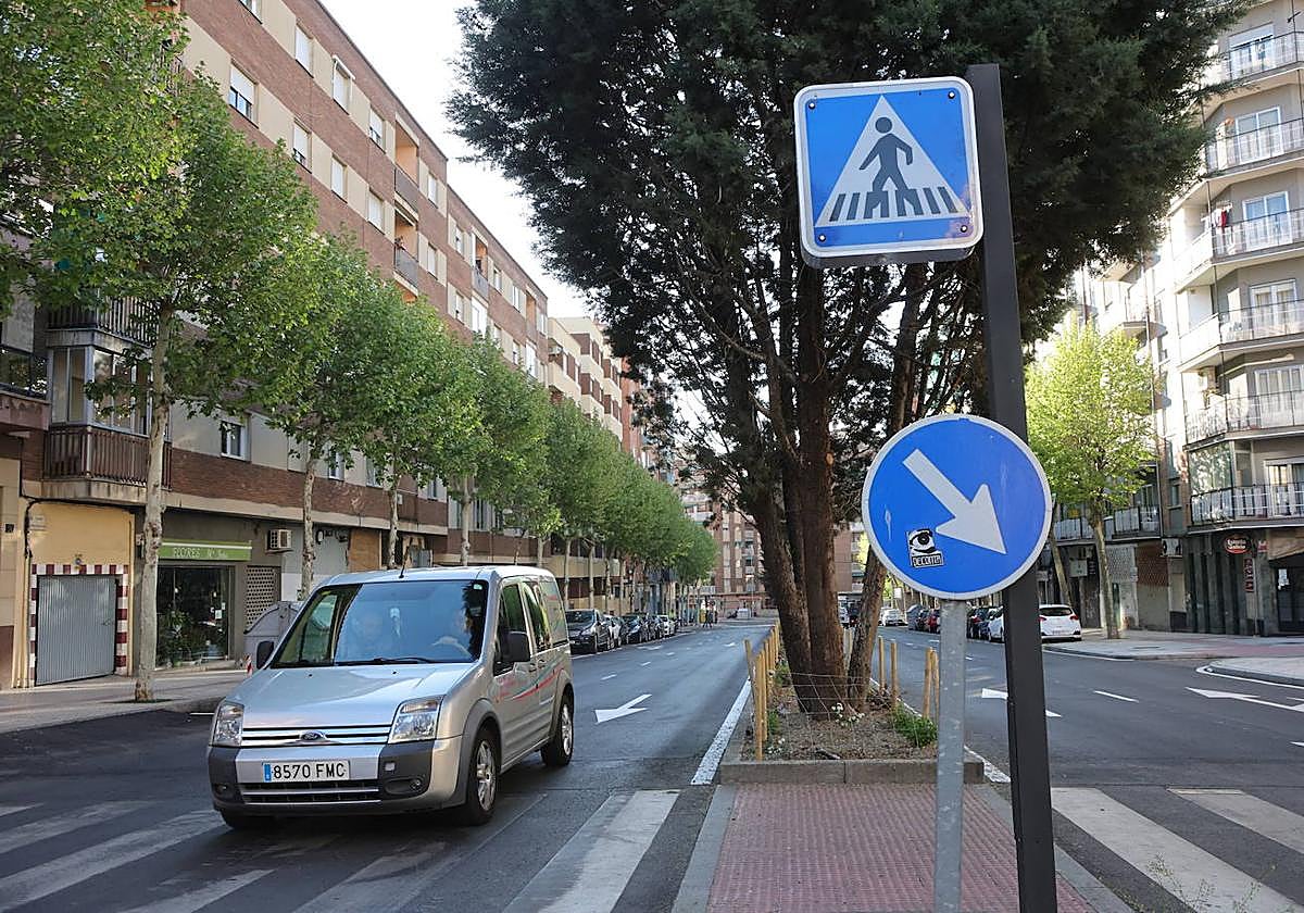 El nuevo Alfonso IX: asfalto, pasos de peatones y mediana de estreno