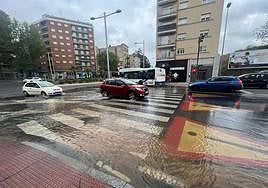 Un potente reventón en el paseo de la Estación deja sin agua parte de Comuneros