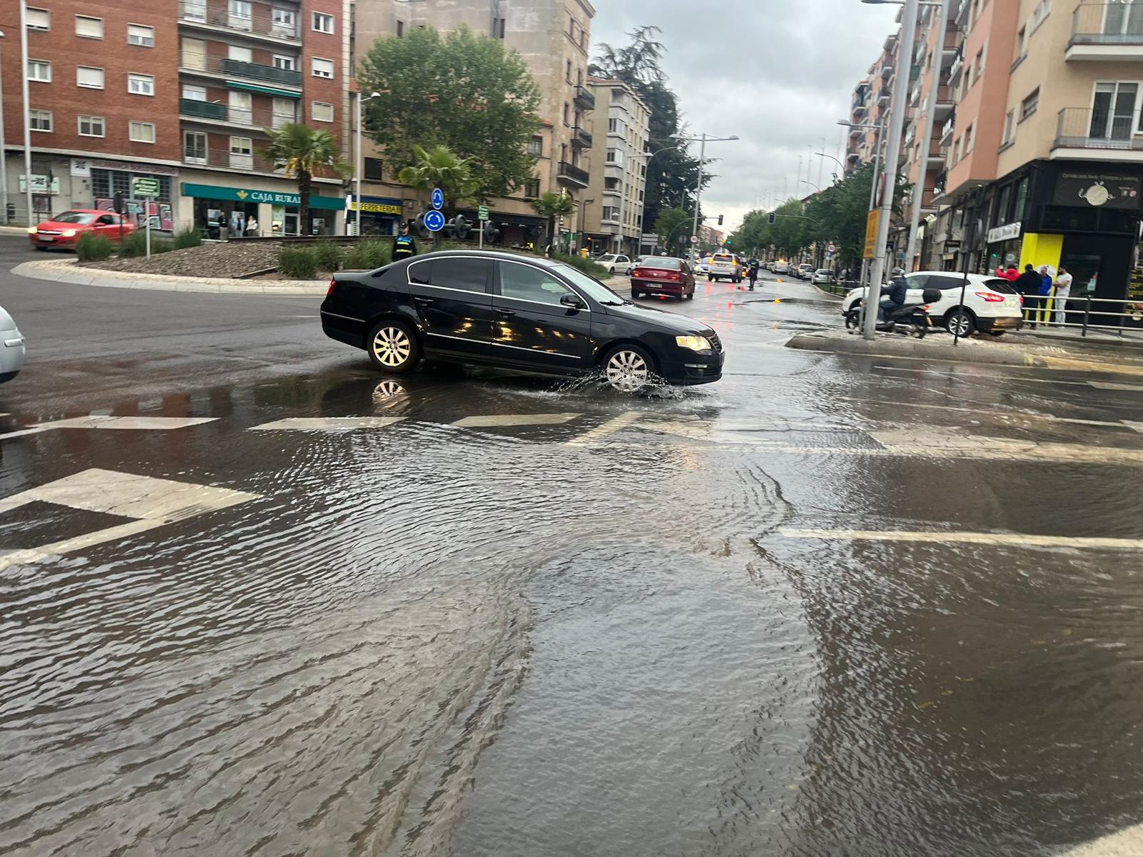 Un reventón anega parte del paseo de la Estación