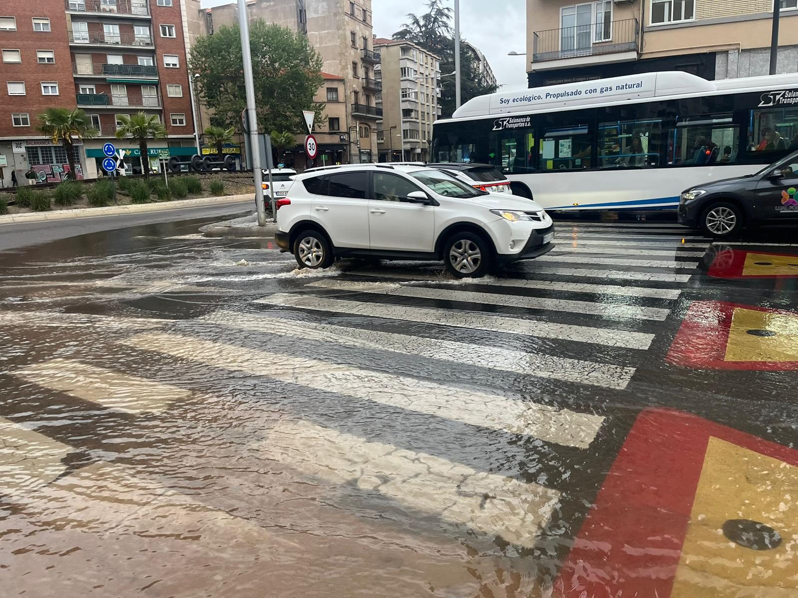 Un reventón anega parte del paseo de la Estación
