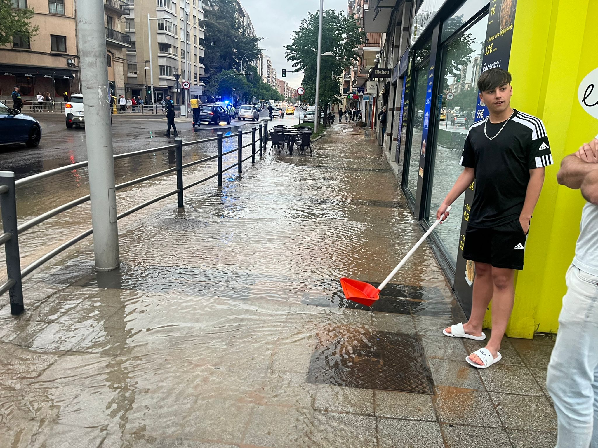 Un reventón anega parte del paseo de la Estación